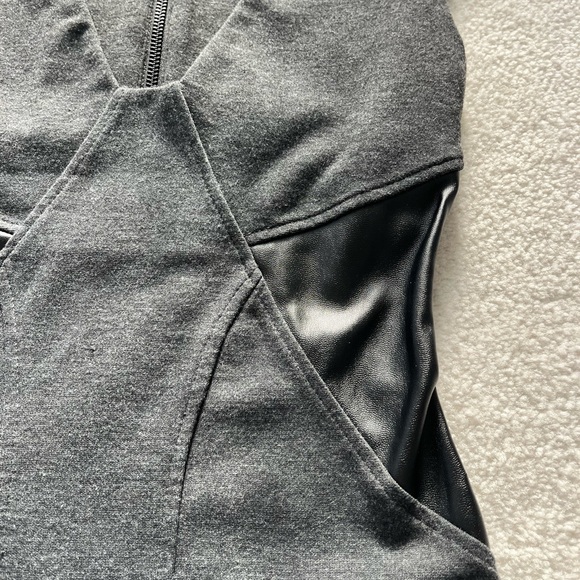 ARITZIA grey Talula Shift with leather inserts at shoulder and waist. Size 2 - Picture 4 of 6